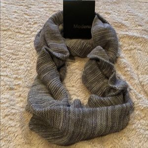 Knitted neck scarf.